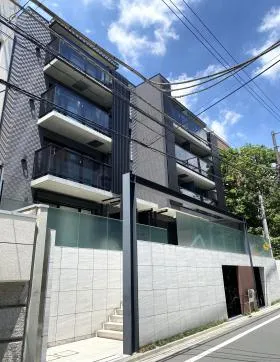 セレニティー原宿ビルの外観