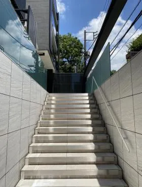 セレニティー原宿ビルの外観