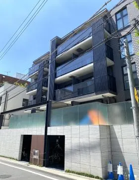 セレニティー原宿ビルの外観
