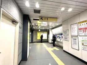 出入口1を目指す