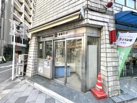 ファミリーマート近くの交番を過ぎれば当ビルに着く