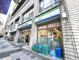 駅の反対側にあるファミリーマートの方へ進み、左に曲がる