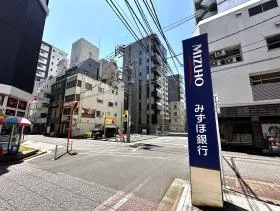 みずほ銀行の看板を通過し、次の十字路で左に曲がる