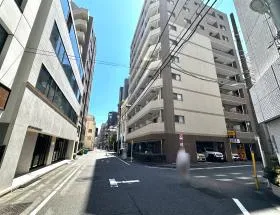 右に曲がれば当ビル着