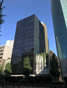 ヤクルト本社ビルの外観