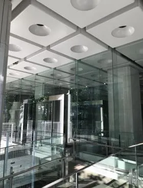 ヤクルト本社ビルの外観