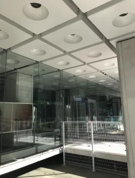 ヤクルト本社ビルの外観