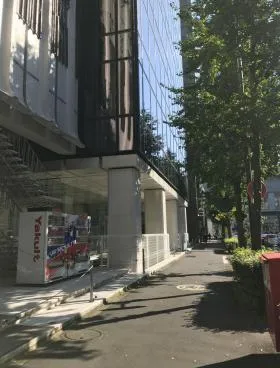 ヤクルト本社ビルの外観