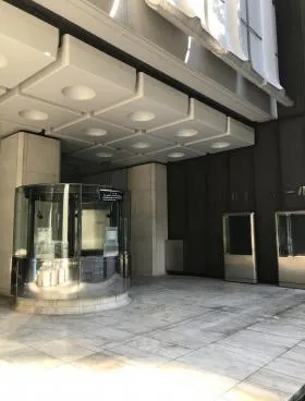 ヤクルト本社ビルの外観