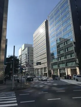 ヤクルト本社ビルの外観