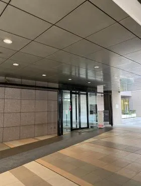 ステップ六本木ビルの外観