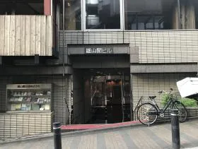 雄山閣ビルの外観