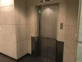 雄山閣ビルの外観