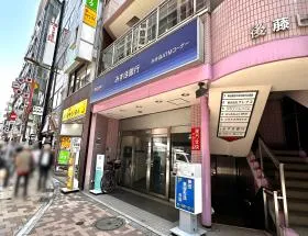 みずほ銀行ATMのすぐ隣にある細い道に入り、昭和通りまで直進していけば着く
