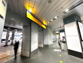 神田駅からのルートは、東口から出て前にある横断歩道を渡る