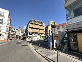 駐車場（タイムズ）の手前で左に曲がり、直進すれば当ビル着