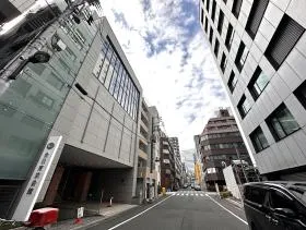 右に曲がったら、2つ目の左への道まで直進する