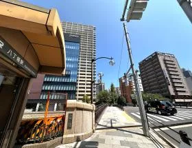 地上に出たら隣にある橋を渡る