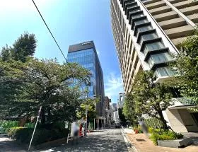 少し直進し、途中で右に曲がれば当ビル着