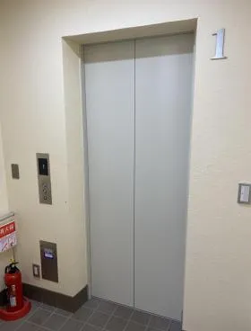 日本意安ビルの外観