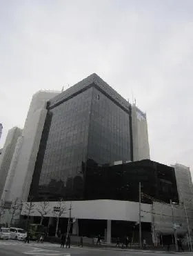 山万ビルの外観