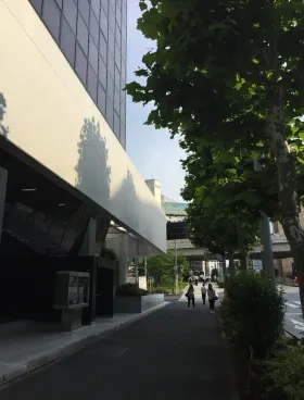 山万ビルの外観