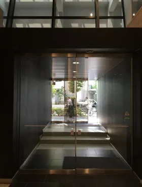 山万ビルの外観
