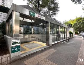 出入口A4から地上に出て左に進む