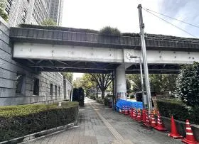 通り沿い（公園通り）を直進し、橋（角筈橋）の下へ向う