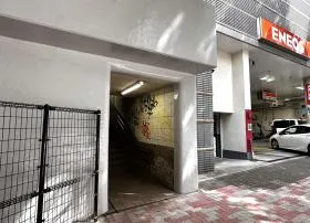 橋の下に階段があるので上がる（階段の隣にガソリンスタンドがある）