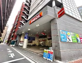 階段を上り、ガソリンスタンドの隣にある細い道を突き当たるまで直進すれば当ビル着