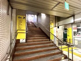 B4出入口を目指す