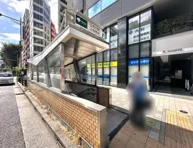 B4出入口の前に当ビルがある