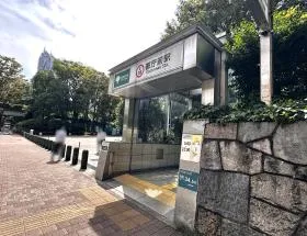 出入口A5から地上に出たら通り沿いを直進（右に進む）、横断歩道を通過して橋（角筈橋）まで向かう