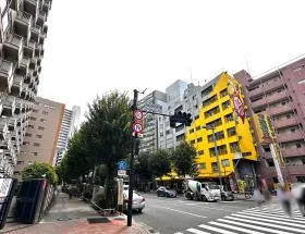 十二社通りに出たら横断歩道の手前で左に曲がり、少し進めば当ビル着