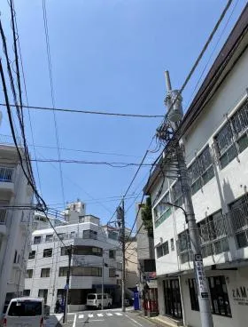 鳩森八幡神社ビルの外観