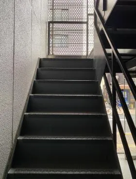 テックビルの外観