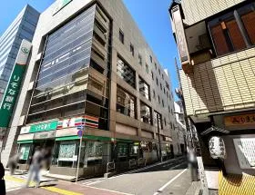 出入口前にあるりそな銀行、セブンイレブンに面した細い道に入る