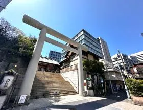 芝大神宮の隣にある細い道に入れば当ビル着