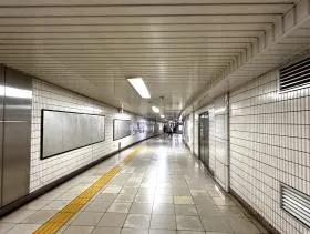 出入口1を目指す