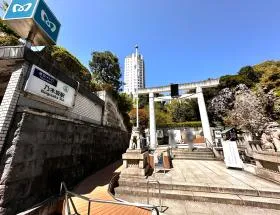 出入口の隣が乃木神社で、その隣に当ビルがある