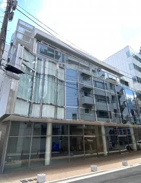 原宿WAT(旧:渡辺電気工業本社)ビルの外観