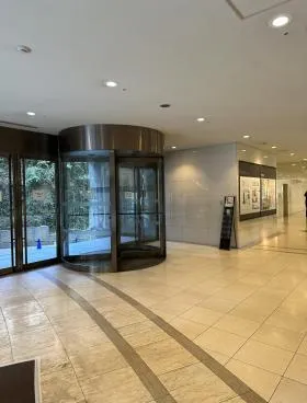 城山トラストタワーの外観