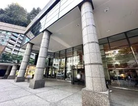 城山トラストタワーの外観