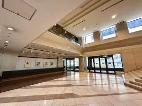 城山トラストタワーの外観