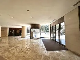 城山トラストタワーの外観