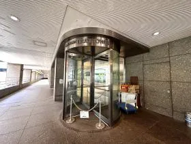 城山トラストタワーの外観