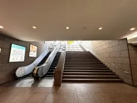 エスカレーターor階段で上がる