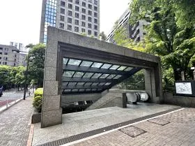 地上に出て左に進めば当ビル着