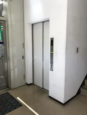 日新横山町ビルの外観